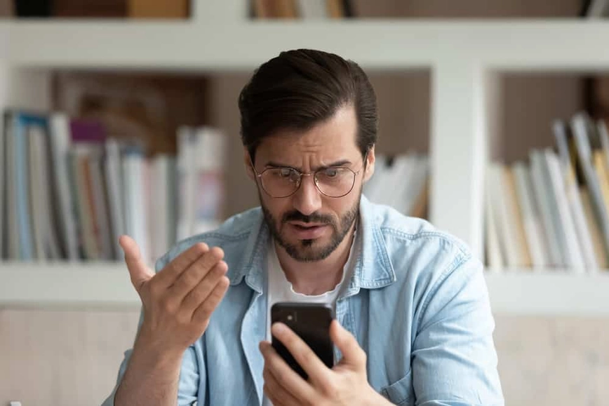 Pourquoi mon téléphone raccrochetil tout seul ? (Causes, correctifs)